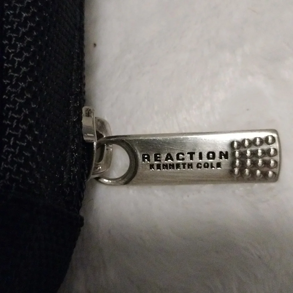 Reaction Kenneth Cole small Camara bag